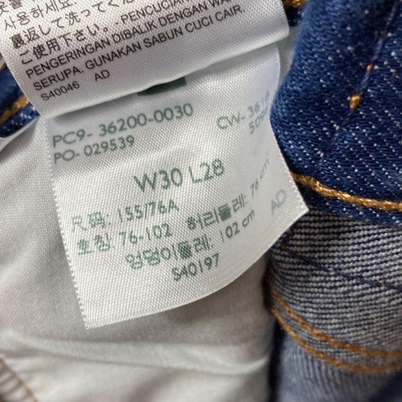 Levi’s 501 Premium Crop Button Fly Jeans in Bottom Line - Picture 13 of 14